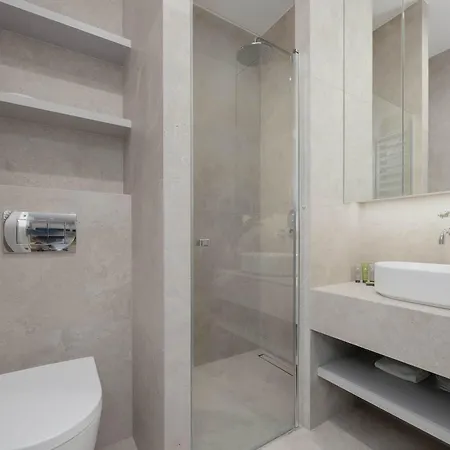 Spacious In Wola For 6 People With Parking By Renters Prestige דירה
